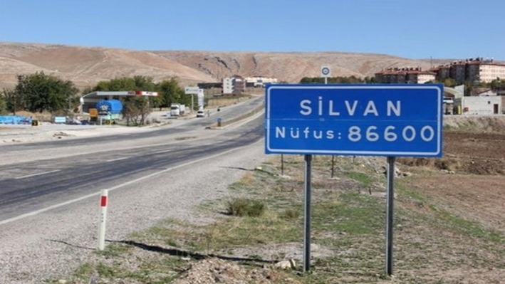 Silvan'da ateşli silahla intihar ettikleri ileri sürülen kardeşlerden biri yaşamını yitirdi